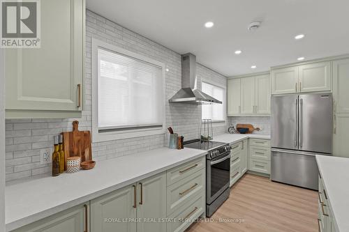 1348 Janina Boulevard, Burlington, ON - Indoor Photo Showing Kitchen With Upgraded Kitchen