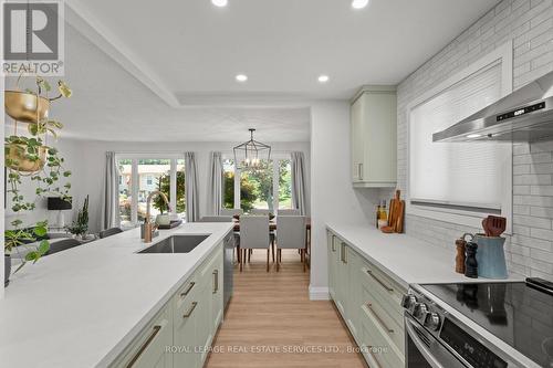1348 Janina Boulevard, Burlington, ON - Indoor Photo Showing Kitchen With Upgraded Kitchen