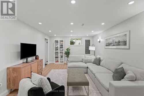 1348 Janina Boulevard, Burlington, ON - Indoor Photo Showing Living Room