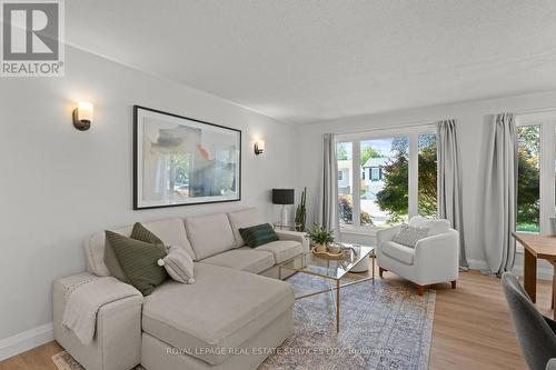 1348 Janina Boulevard, Burlington, ON - Indoor Photo Showing Living Room