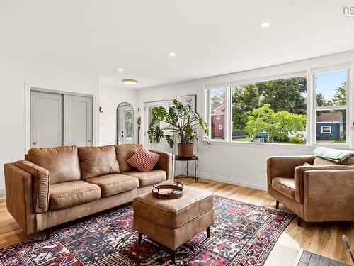 87 Russell Street, Dartmouth, NS - Indoor Photo Showing Living Room