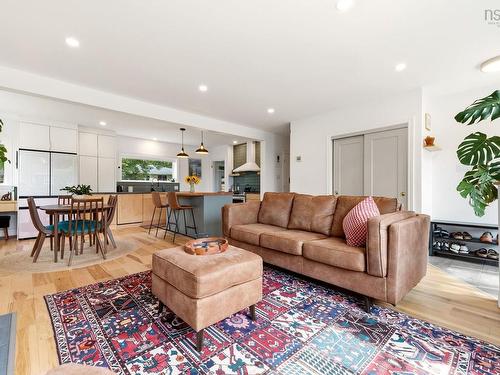 87 Russell Street, Dartmouth, NS - Indoor Photo Showing Living Room