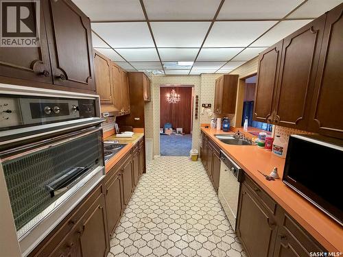 1247 Gordon Road, Moose Jaw, SK - Indoor Photo Showing Kitchen With Double Sink