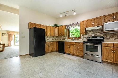 43 Calder Bay, Winnipeg, MB - Indoor Photo Showing Kitchen With Double Sink