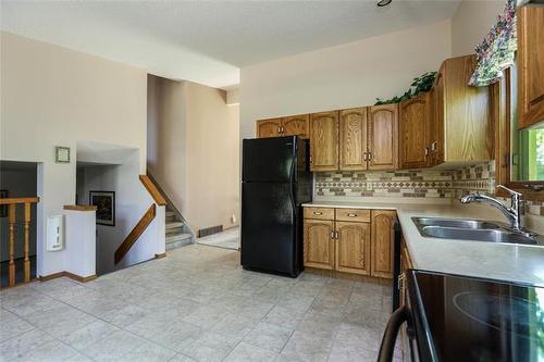 43 Calder Bay, Winnipeg, MB - Indoor Photo Showing Kitchen With Double Sink