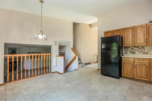 43 Calder Bay, Winnipeg, MB - Indoor Photo Showing Kitchen