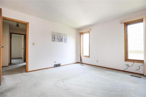 43 Calder Bay, Winnipeg, MB - Indoor Photo Showing Other Room