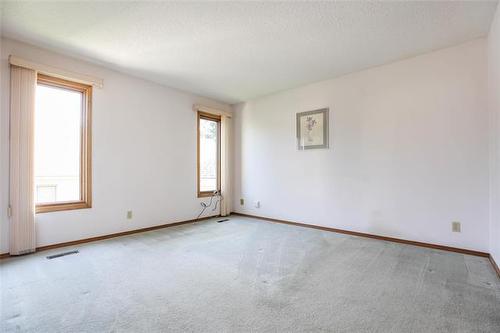 43 Calder Bay, Winnipeg, MB - Indoor Photo Showing Other Room