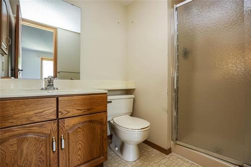 43 Calder Bay, Winnipeg, MB - Indoor Photo Showing Bathroom