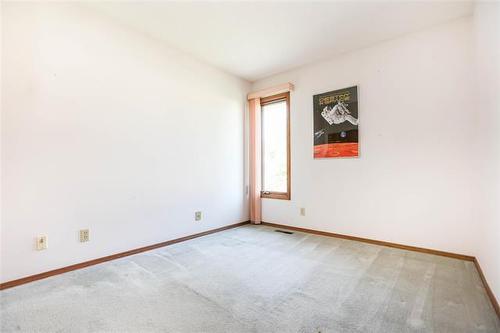 43 Calder Bay, Winnipeg, MB - Indoor Photo Showing Other Room