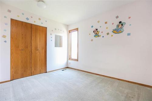 43 Calder Bay, Winnipeg, MB - Indoor Photo Showing Other Room
