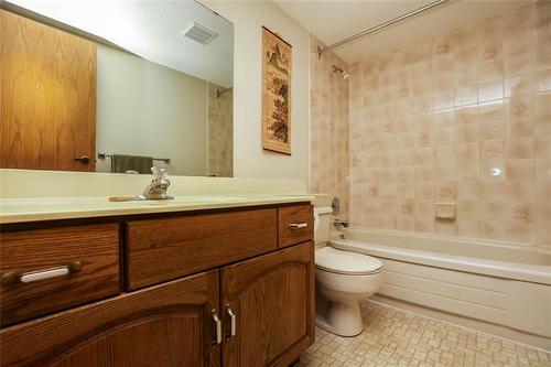 43 Calder Bay, Winnipeg, MB - Indoor Photo Showing Bathroom
