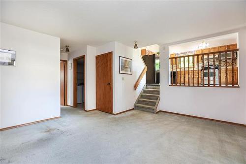 43 Calder Bay, Winnipeg, MB - Indoor Photo Showing Other Room