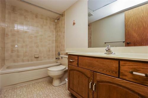 43 Calder Bay, Winnipeg, MB - Indoor Photo Showing Bathroom