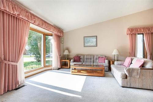 43 Calder Bay, Winnipeg, MB - Indoor Photo Showing Living Room