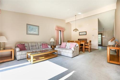 43 Calder Bay, Winnipeg, MB - Indoor Photo Showing Living Room