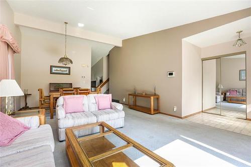 43 Calder Bay, Winnipeg, MB - Indoor Photo Showing Living Room