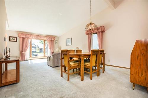 43 Calder Bay, Winnipeg, MB - Indoor Photo Showing Dining Room