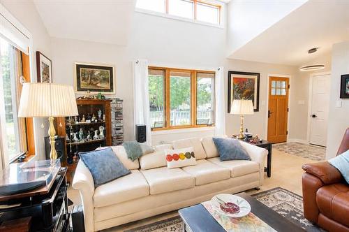 2 Lisgar Pl, Pinawa, MB - Indoor Photo Showing Living Room