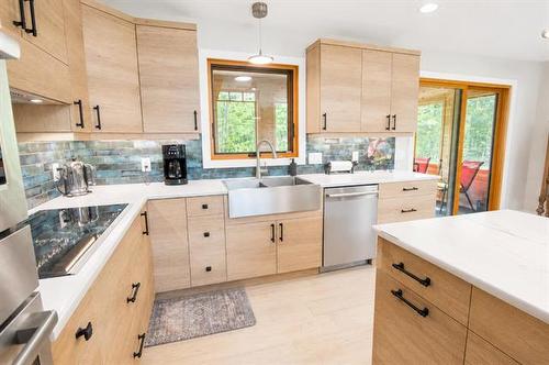 2 Lisgar Pl, Pinawa, MB - Indoor Photo Showing Kitchen With Double Sink