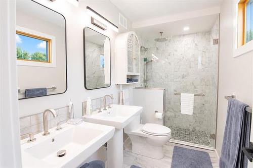 2 Lisgar Pl, Pinawa, MB - Indoor Photo Showing Bathroom