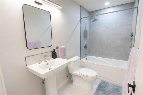 2 Lisgar Pl, Pinawa, MB - Indoor Photo Showing Bathroom