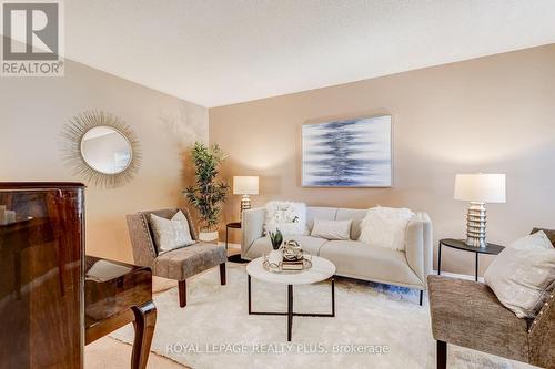 1459 Ravensmoor Crescent, Mississauga, ON - Indoor Photo Showing Living Room