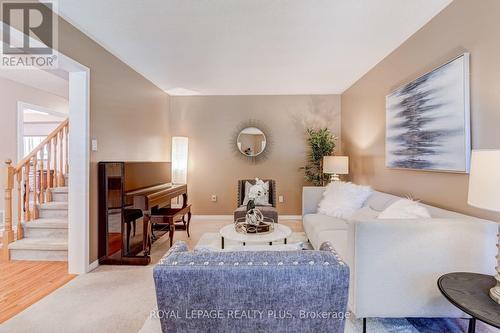 1459 Ravensmoor Crescent, Mississauga, ON - Indoor Photo Showing Living Room