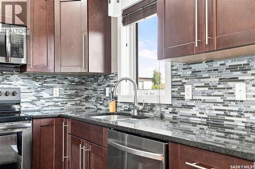 635 Redwood Crescent, Warman, SK - Indoor Photo Showing Kitchen With Double Sink With Upgraded Kitchen