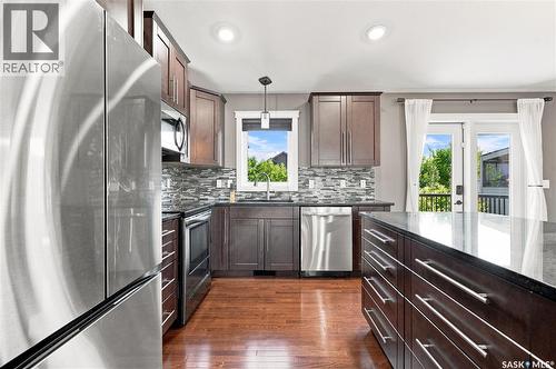 635 Redwood Crescent, Warman, SK - Indoor Photo Showing Kitchen With Upgraded Kitchen