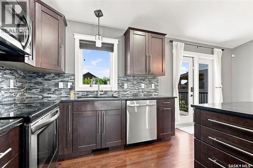 635 Redwood Crescent, Warman, SK - Indoor Photo Showing Kitchen With Upgraded Kitchen