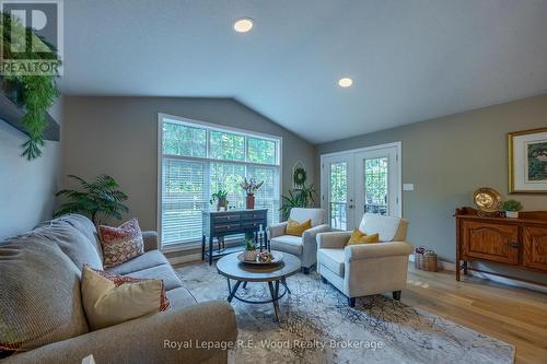 3 Otterview Drive, Norwich (Otterville), ON - Indoor Photo Showing Living Room