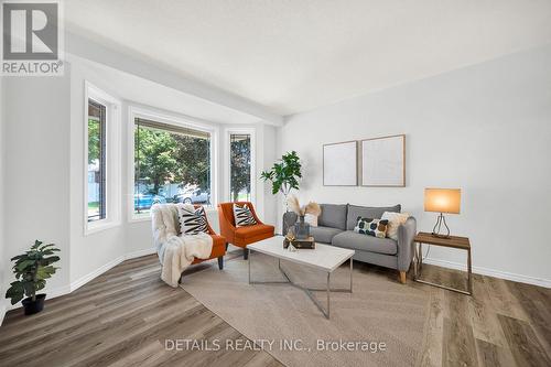 757 Schubert Circle, Ottawa, ON - Indoor Photo Showing Living Room