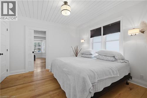 Bright room featuring wood-finish flooring and a white shiplap ceiling - 573 Beach Boulevard, Hamilton, ON - Indoor Photo Showing Bedroom