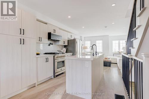 6 Pumpkin Corner Crescent, Barrie, ON - Indoor Photo Showing Kitchen With Upgraded Kitchen