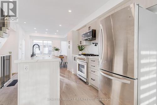 6 Pumpkin Corner Crescent, Barrie, ON - Indoor Photo Showing Kitchen With Upgraded Kitchen
