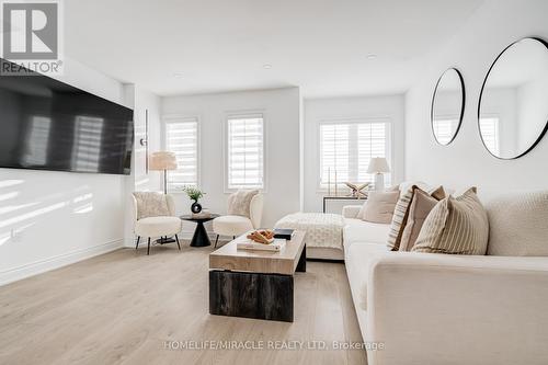 6 Pumpkin Corner Crescent, Barrie, ON - Indoor Photo Showing Living Room