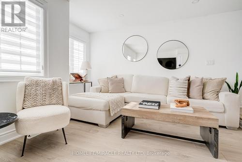 6 Pumpkin Corner Crescent, Barrie, ON - Indoor Photo Showing Living Room