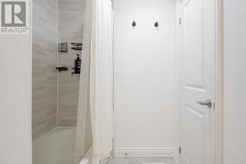 6 Pumpkin Corner Crescent, Barrie, ON - Indoor Photo Showing Bathroom