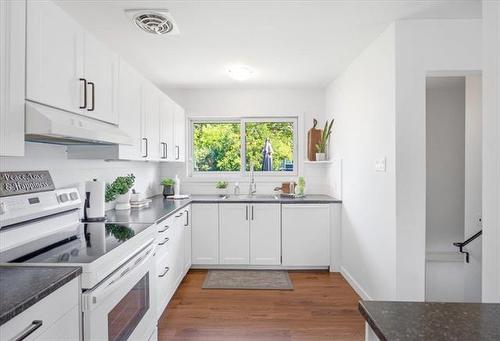 14 Duluth Bay, Winnipeg, MB - Indoor Photo Showing Kitchen