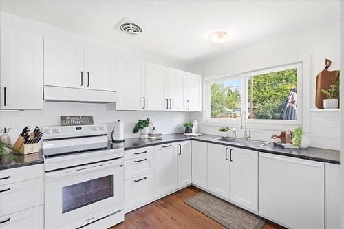 14 Duluth Bay, Winnipeg, MB - Indoor Photo Showing Kitchen
