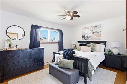 14 Duluth Bay, Winnipeg, MB - Indoor Photo Showing Bedroom