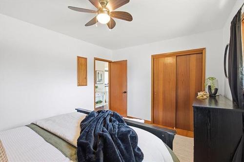 14 Duluth Bay, Winnipeg, MB - Indoor Photo Showing Bedroom