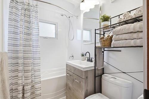 14 Duluth Bay, Winnipeg, MB - Indoor Photo Showing Bathroom