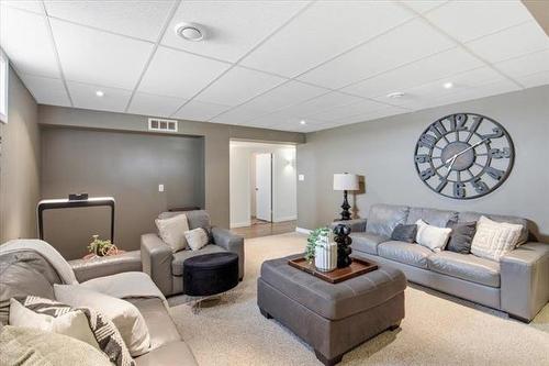 14 Duluth Bay, Winnipeg, MB - Indoor Photo Showing Living Room