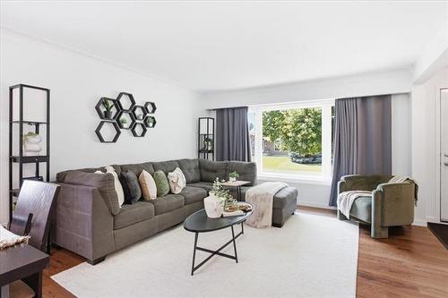 14 Duluth Bay, Winnipeg, MB - Indoor Photo Showing Living Room