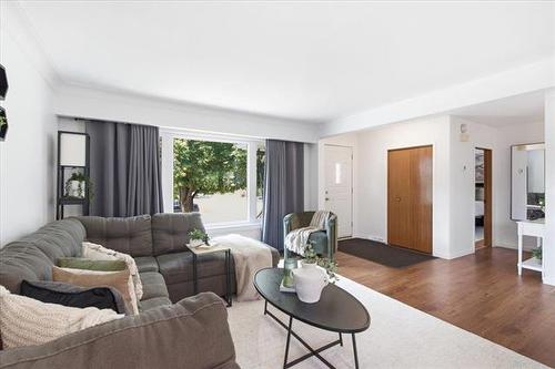 14 Duluth Bay, Winnipeg, MB - Indoor Photo Showing Living Room