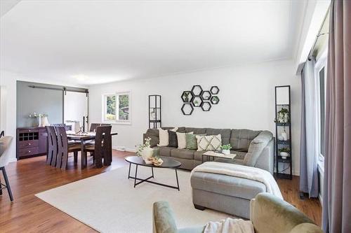 14 Duluth Bay, Winnipeg, MB - Indoor Photo Showing Living Room