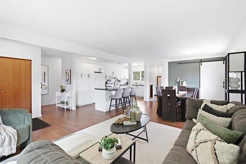 14 Duluth Bay, Winnipeg, MB - Indoor Photo Showing Living Room