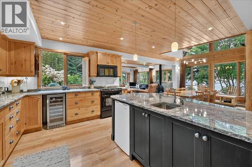 4404 Coy Road, Invermere, BC - Indoor Photo Showing Kitchen